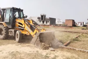 Amroha: बसपा नेता की अवैध प्लाटिंग पर गरजा बुलडोजर...एसडीएम के निर्देश पर कार्रवाई