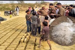 UP: बारिश न ओला फिर भी आसमान से गिरा बर्फ का गोला, हैरत में पड़े लोग