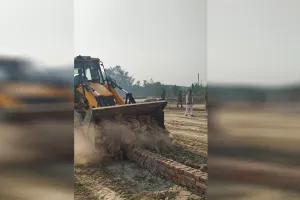 Bareilly:  खेतों में विकसित को रहीं दो अवैध कॉलोनी को ध्वस्त किया