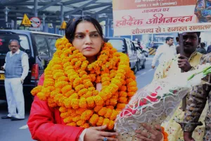 UP: भारतीय संस्कृति का परचम लहराकर लंदन से लौटीं वाटर वूमन