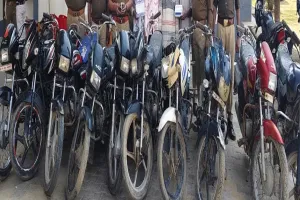 बदायूं : चोरी की 10 बाइकों के साथ चार आरोपी गिरफ्तार, एक निकला नाबालिग