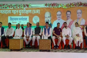 Bareilly: बीएलए अपने बूथ के बीएलओ से मिलकर गणना प्रपत्र को भरवाने में करें मदद