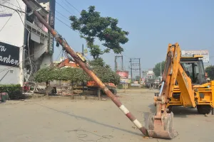 Bareilly : बुलडोजर कार्रवाई के दौरान गिरा बिजली पोल...सात हजार घरों की बिजली गुल