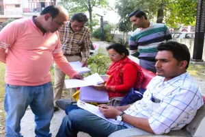 Moradabad: समय बीतने के साथ मतदाताओं की बेचैनी बढ़ी...मोहल्लों में नहीं पहुंचे BLO