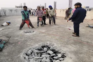 Bareilly : आधा दर्जन ड्रिल मशीनों और दर्जनों हथौड़ों से लेंटर तोड़ा, सरियों ने बढ़ाई दिक्कत