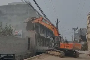Bareilly: BDA का चला बुलडोजर...मौलाना के करीबी आरिफ की दो अवैध संपत्तियां ध्वस्त