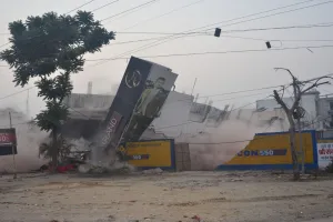 Bareilly : आरिफ का आलीशान शोरूम पूरी तरह जमींदोज...चारों तरफ फैल गया धूल का गुबार