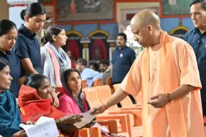 गोरखपुर : सीएम योगी ने जनता दर्शन में सुनीं लोगों की समस्याएं, कहा- किसी के साथ नहीं होने दिया जाएगा अन्याय 