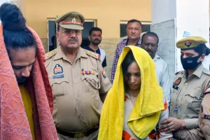 सौरभ हत्याकांड : मेरठ छोड़ने की तैयारी में मुस्कान का परिवार, घर के बाहर लगा ‘मकान बिकाऊ है’ का पोस्टर 