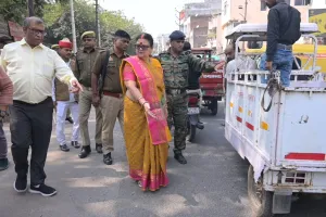 कानपुर : महापौर ने चलाई हथौड़ी तो एक इंच ही मिला पैचवर्क, PWD के अधिकारी को लगाई फटकार, कहा- सरकार को बेच दे रहे हो