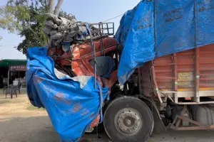  कानपुर : ट्रक-डीसीएम की भिड़ंत में दो की मौत, तीसरा गंभीर 