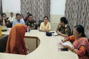 मैडम! मेरा पति गे है, विरोध पर पिटाई करता है... महिला आयोग की सदस्य के सामने रो पड़ी पत्नी