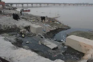 कानपुर : माघ मेला के पहले गंगा नदी को मैला कर रहे नाले, बायोरेमेडिएशन के नाम पर खानापूर्ति