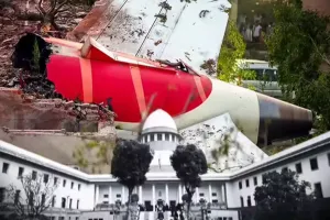 अहमदाबाद विमान हादसा : आप 'टेंशन न लें, आपके बेटे को कोई दोषी नहीं ठहरा रहा, पायलट के पिता से बोला सुप्रीम कोर्ट 