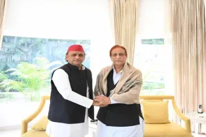 अखिलेश यादव से मुलाकात के बाद बोले आजम खान- 'अब भी जिंदा हैं पत्थर से मजबूत लोग' 