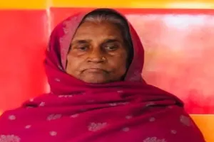 गोंडा सड़क हादसा : बाइक की टक्कर से बुजुर्ग महिला की मौत, परिजनों में मचा कोहराम