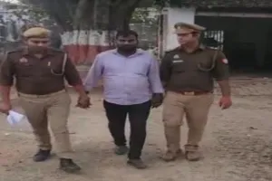 गोंडा : 50 हजार के इनामी को एसटीएफ व गोंडा पुलिस ने दिल्ली से दबोचा, नौकरी दिलाने का झांसा देकर करता था ठगी