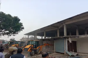 बाराबंकी : महादेवा तालाब पर बनी अवैध दुकानों पर चला बुलडोजर, दुकानदारों में मचा हड़कंप