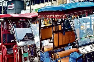 अयोध्या : गली में भी ई-रिक्शा व ऑटो का कब्जा, लग रहा जाम, प्रतिबंधित एरिया में भी चल रहे बेरोक-टोक