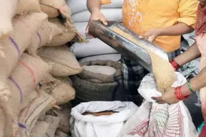 UP में फ्री राशन वितरण शुरू, 25 तक चलेगा अभियान, मॉनिटरिंग के लिए बनाए गए नियंत्रण कक्ष