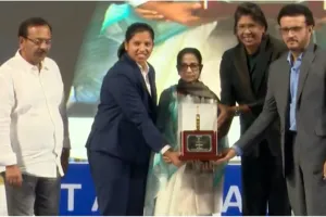 विश्व विजेता ऋचा घोष बनीं DSP : मुख्यमंत्री ममता बनर्जी ने सौंपा नियुक्ति पत्र, 'बंग भूषण' सम्मान और 34 लाख रु भी मिला