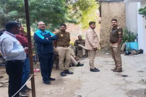 प्रतापगढ़ : मादक पदार्थ तस्कर के घर पर छापेमारी, नोटों की गिनती के लिए मंगवाई गई मशीन, देर शाम तक चलती रही गिनती