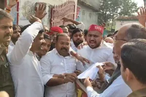 गोंडा : भाजपा विधायक बावन सिंह की टिप्पणी पर भड़के सपा कार्यकर्ताओं ने किया प्रदर्शन, कहा- माफी मांगे, वरना होगा उग्र आंदोलन 