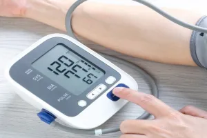 कानपुर : मौसम में हो रहा बदलाव, ब्लड प्रेशर ग्रस्त मरीज रहे सावधान, इन बातों का रखें विशेष ध्यान 