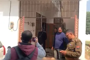 लखनऊ पहुंची दिल्ली ब्लास्ट की जांच, गिरफ्तार डॉ. मुजम्मिल के करीबी परवेज के घर पुलिस ने मारा छापा, जानिए क्या बोले पड़ोंसी