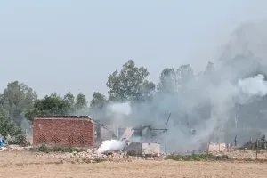 बाराबंकी में बड़ा हादसा : अवैध पटाखा फैक्ट्री में हुआ भीषण धमाका, दो लोगों के उड़े चीथड़े, मची चीख पुकार