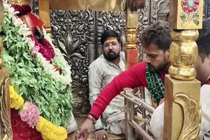 बिहार चुनाव परिणाम से पहले खेसारी लाल पहुंचे मां विंध्यवासिनी के दरबार, मांगा विजय का आशीर्वाद 