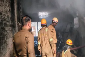कानपुर : नवाबगंज में भीषण आग से रुई गोदाम राख, गोदाम तक नहीं पहुंच सकी दमकल