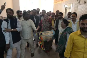 बिहार में जीत कानपुर में जश्न, बजाई ढोल.. जमकर की आतिशबाजी