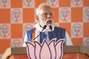 ये पब्लिक है, सब जानती है... आरा में बोले पीएम मोदी- 'जे खेतवा उजड़ले बा, उहे अब बोआई के बात करत बा' 