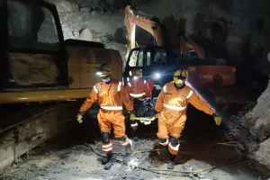 सोनभद्र में धंसी खदान : एक मजदूर का शव बरामद, राहत-बचाव कार्य जारी 