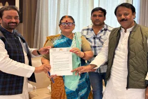 कानपुर : गृहकर की कुर्की नोटिसें रोकने को लेकर पीआईएल की तैयारी, सपा-कांग्रेस पार्षदों ने महापौर को दिया ज्ञापन