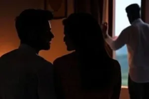 Gorakhpur News : अवैध संबंध के चलते पत्नी ने प्रेमी के साथ मिलकर पति को उतारा मौत के घाट, चाकू से किया ताबतोड़ वार 