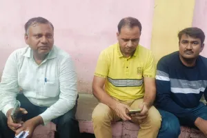 कानपुर : गड्ढे में उछली बाइक, सड़क पर गिरे लोको पायलट को डंपर ने कुचला, मौत