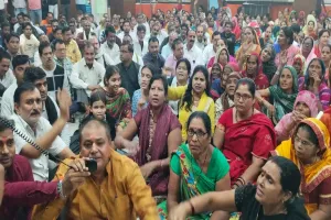  कानपुर : सीवर और भ्रष्टाचार की समस्या को लेकर केडीए में प्रदर्शन, घेरा उपाध्यक्ष कार्यालय, घंटों किया हंगामा