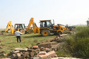 केडीए की बड़ी कार्रवाई : झांसी हाइवे किनारे बारा में अवैध प्लाटिंग पर चला बुलडोजर