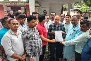 गोंडा : शिक्षक संघ ने छात्रों की ऑनलाइन उपस्थिति को बताया अव्यावहारिक, सौंपा ज्ञापन