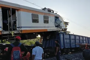 छत्तीसगढ़ में भीषण रेल हादसा : पैसेंजर ट्रेन से टकराई मालगाड़ी, छह की मौत व 15 घायल, आठ ट्रेनें रद्द 