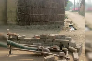 लखीमपुर खीरी : ट्रैक्टर से पक्की दीवार गिराई, गला दबाकर महिला को मारने की कोशिश