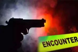 Varanasi Encounter : वाराणसी में मुठभेड़ में बदमाश के पैर में लगी गोली, दो गिरफ्तार 