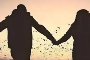 Rampur : फोन पर परवान चढ़ा प्यार...शादी के पांच साल बाद पति को छोड़ महिला प्रेमी संग फरार