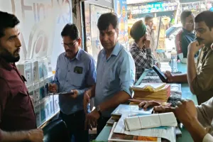 पीलीभीत: 15 करोड़ की बिक्री मगर जमा किया सिर्फ नौ हजार TAX...मोबाइल शॉप पर GST टीम के छापे से खलबली 