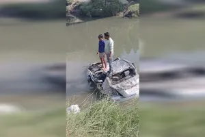 Bareilly : पुल की रेलिंग तोड़ कार 70 फुट नीचे नदी में गिरी, एक की मौत