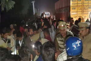 UP: काल बनी तेज रफ्तार कार...कुचलकर बाइक सवार चाचा भतीजे की मौत