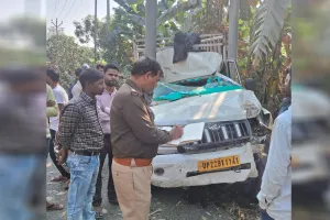 UP: अनियंत्रित पिकअप बिजली के पोल में घुसी, चालक घायल