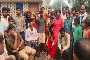 लखीमपुर खीरी: सड़क हादसे में घायल महिला की मौत के बाद परिजनों ने किया हंगामा